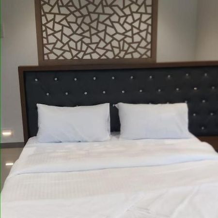 Dukes Plaza Hotel Kalyan Bagian luar foto
