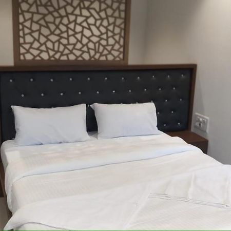 Dukes Plaza Hotel Kalyan Bagian luar foto