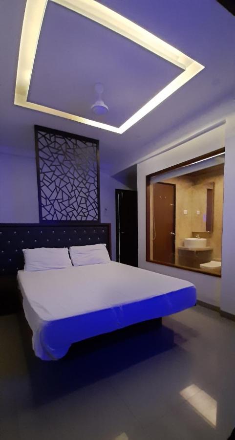 Dukes Plaza Hotel Kalyan Bagian luar foto