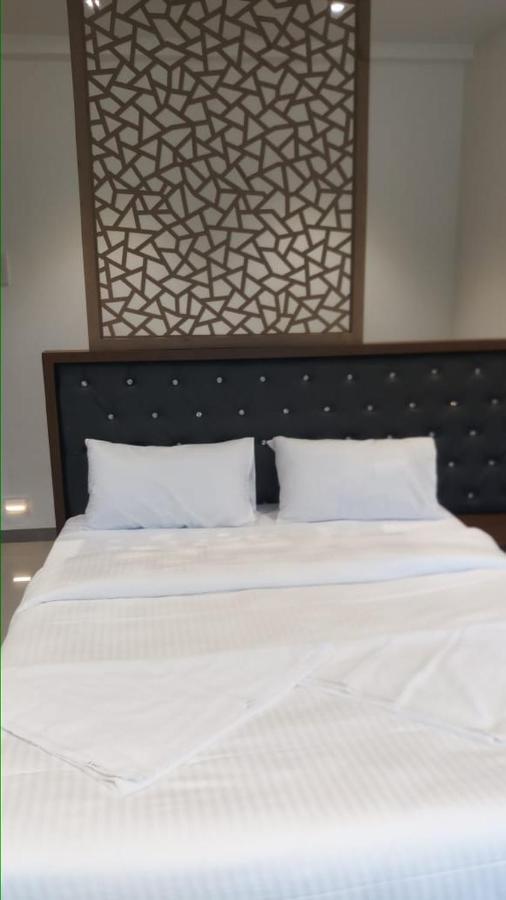 Dukes Plaza Hotel Kalyan Bagian luar foto