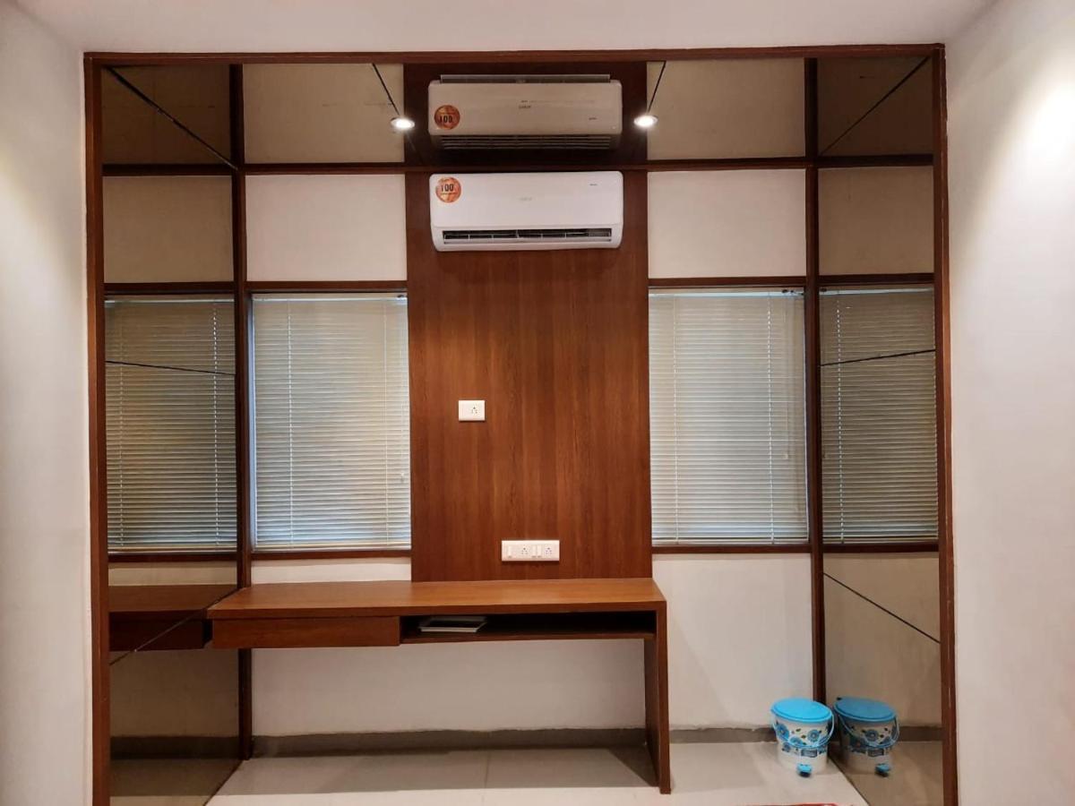 Dukes Plaza Hotel Kalyan Bagian luar foto